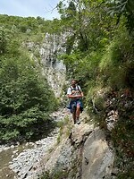 smal, maar met een via ferrata kabel om vast te houden