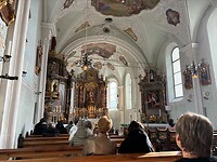 De kerk druppelt langzaam vol