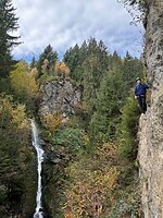 Rhodé hangt aan de bergwand