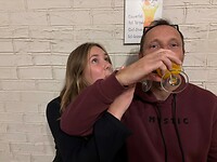 De malloten nemen een slokje mandarijnensap
