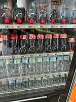 een flesje water op het vliegveld voor 1,80