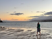 Kirsten langs het strand