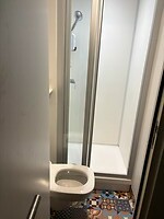 mini badkamer met leuk zeiltje op de vloer