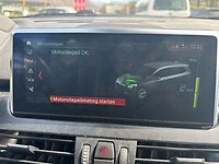 de auto peilt zijn eigen motorolie