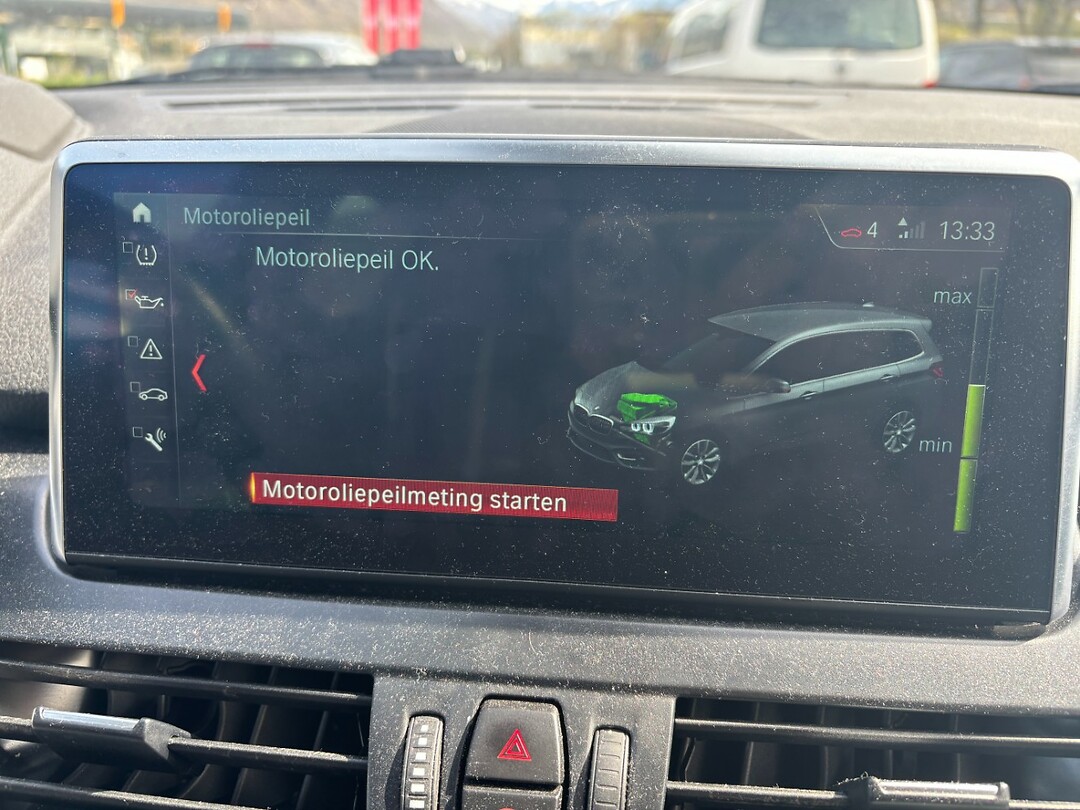 de auto peilt zijn eigen motorolie