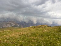 opeens komen er wolken over de bergkam in de verte
