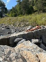 boek lezen aan de rivier