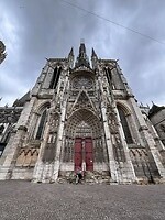 mam en Corné voor de kathedraal, hoog is-tie hè