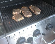Een paar flinke steaks op de grill!