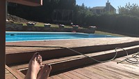 Chillen bij het zwembad