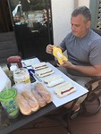 Kok Marcel maakt hotdogs op bestelling