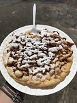 Dit heet funnel cake, gefrituurd deeg met chocoladesaus