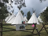 Hier slapen de indianen van Indian Village