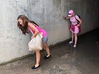 Op slippers door een ondergelopen tunneltje..