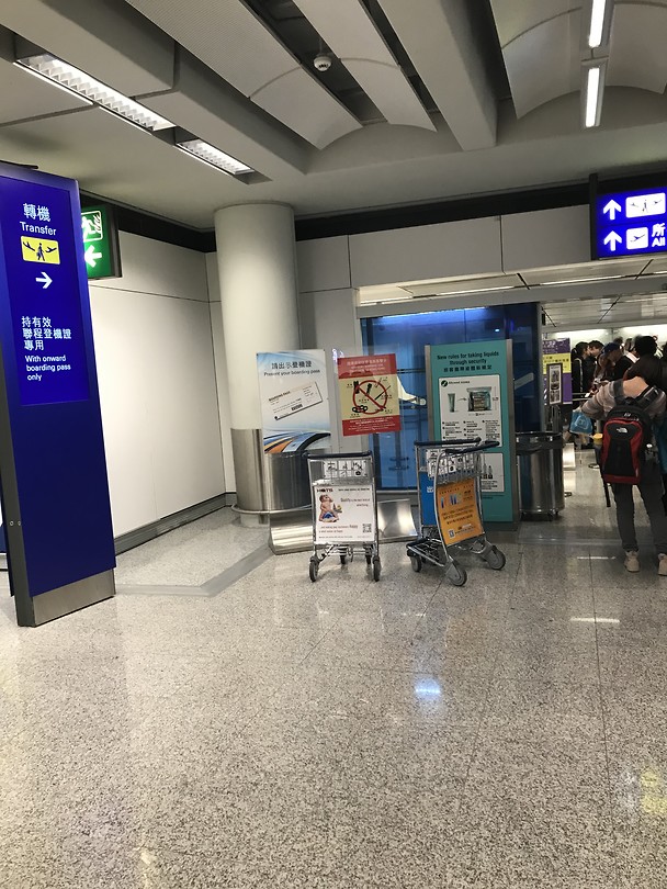 Op het vliegveld van Hong Kong