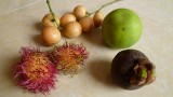 Met de klok mee: sinaasappel, magosteen, rambutan en onbekend