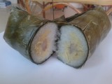 Rijst met kokos en banaan in bananenblad