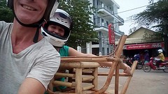 met stoel en al op de motor