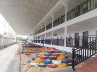 Nieuwe school. Kleuterplein