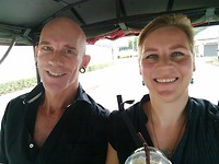 in de tuktuk, mét ijskoffie!