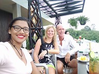 Met Jyoti verjaardags cocktails drinken