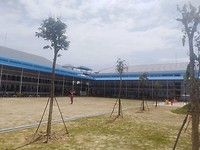 Nieuwe school. Schoolplein (gras moet nog groeien)
