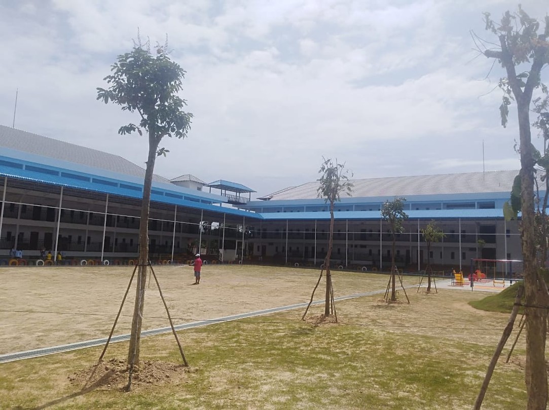 Nieuwe school. Schoolplein (gras moet nog groeien)