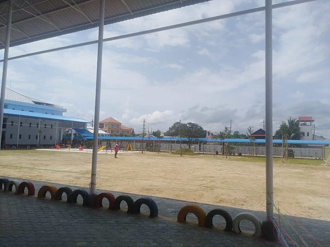 Nieuwe school. Schoolplein (gras moet nog groeien)