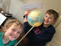 Rens en Joep bij de wereldbol