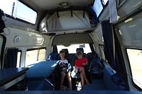 88 jongens achterin de camper