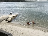 93 spelen in het water bij de camping aan Noosa River