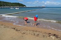 127 pootje baden beschermd door het kwallennet bij de pier