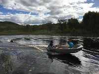 134 waterskiën - Rens in en Joep achter de boot