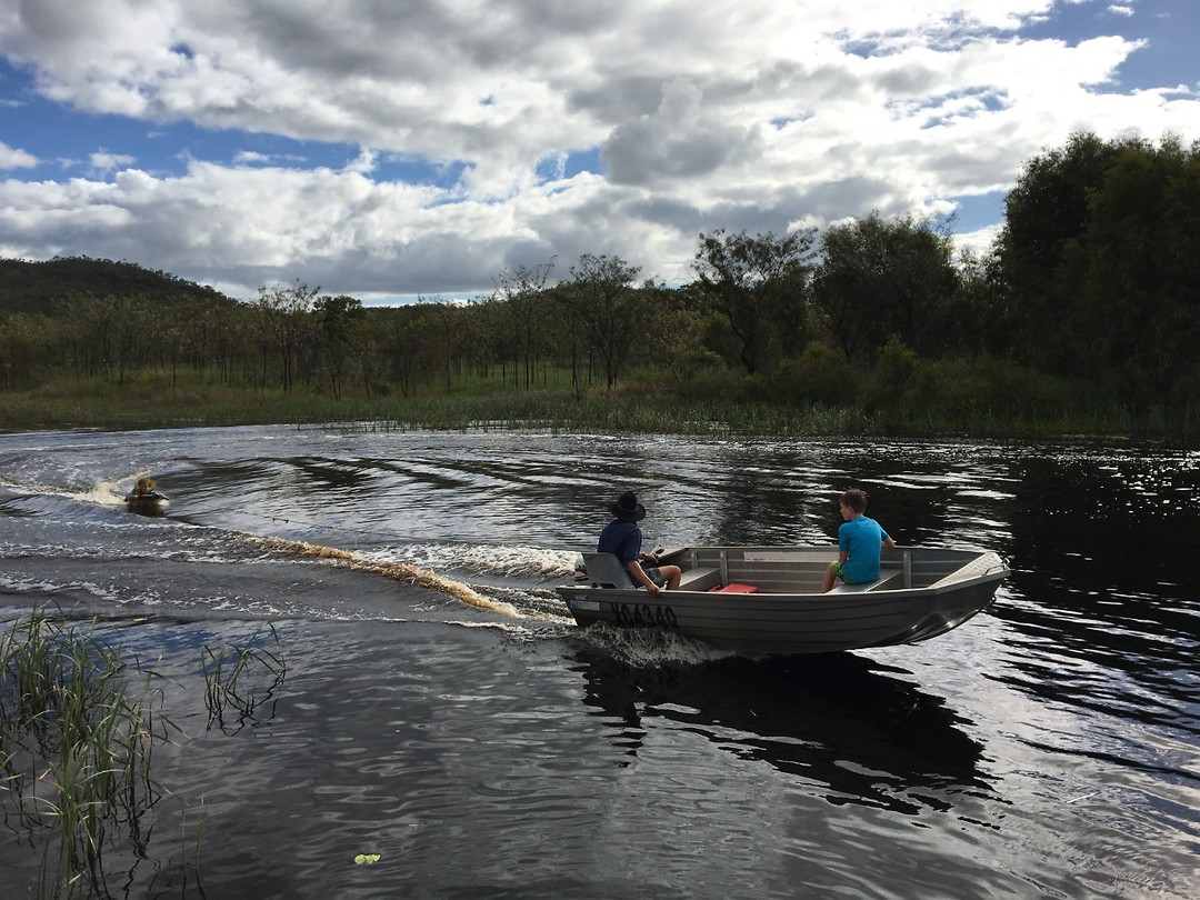 134 waterskiën - Rens in en Joep achter de boot