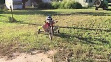 F157 Joep racet op de trike achter de quad