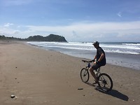 182 Sjef op de mountainbike over het strand