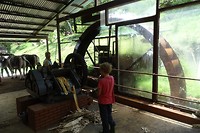 243 oude suikerrietpers op waterkracht