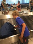 469 Joep pakt als eerste zijn rugzak van de bagageband