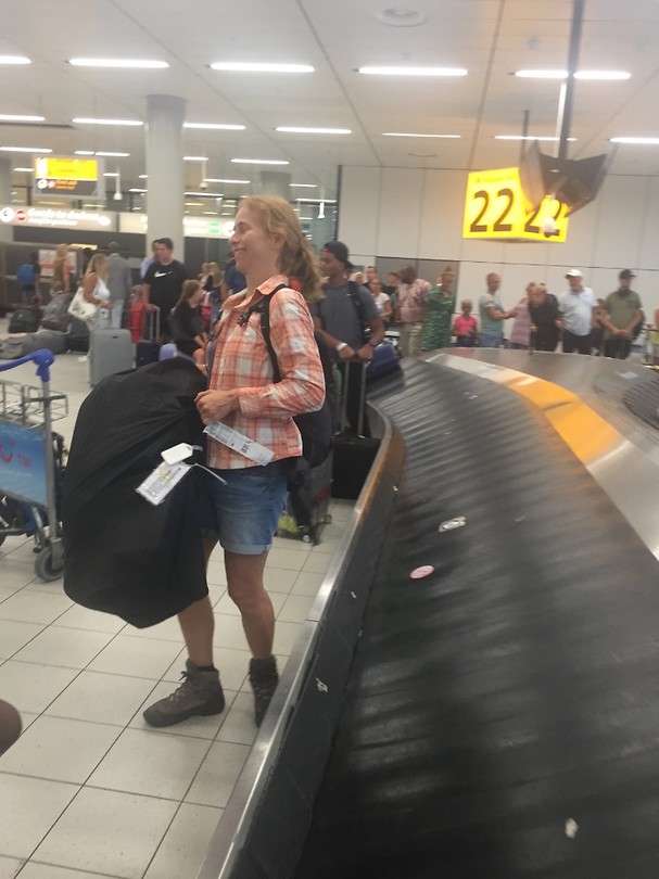 470 Vicky heeft ook haar tas te pakken