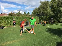 475 voetballen bij pake en beppe in de tuin