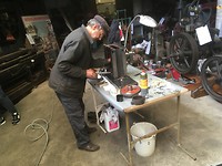 Monteur aan het werk in Museum Mecanique in Giverny