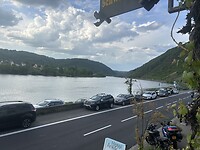 Het uitzicht op de Moezel vanaf het overdekte terras van het Hotel Anker