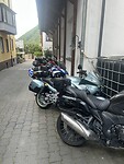Er staan daar wat motoren bij het Hotel Anker