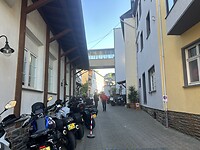 De parkeer steeg voor de motoren bij Hotel Anker