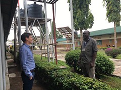 Erik praat met Paolo Kubwa
