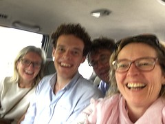 Lachen op de achterbank