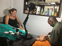 Jiske bij de mani-pedicure