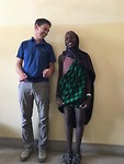 De trotsen Masai-jongen, met weer 2 rechte benen