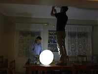 de mannen hangen de nieuwe IKEA-lampen op