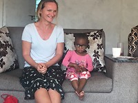 Mpende heeft Jiska’s leesbril op